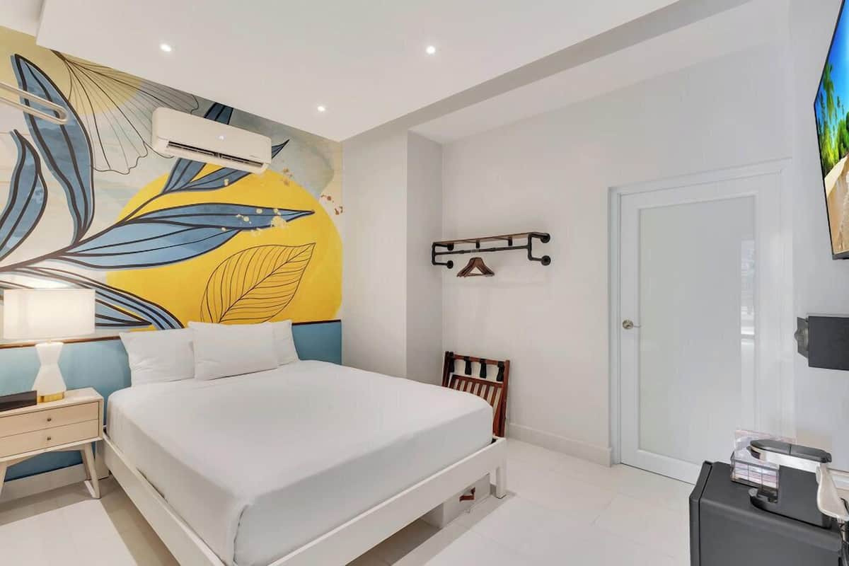 Hypo-allergenic bedding, Select Comfort beds, in-room safe