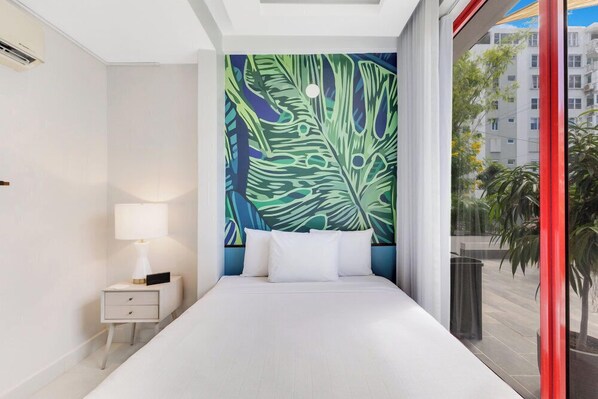 Hypo-allergenic bedding, Select Comfort beds, in-room safe