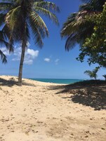 Una playa cerca, arena blanca, toallas de playa