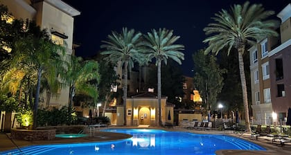 Luxury Modern Condo w/PS5, BOSE sound, UltraFast WiFi, Kingbed+Sofabed+65'' Tv's