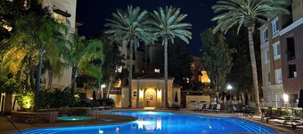 Luxury Modern Condo w/PS5, BOSE sound, UltraFast WiFi, Kingbed+Sofabed+65'' Tv's