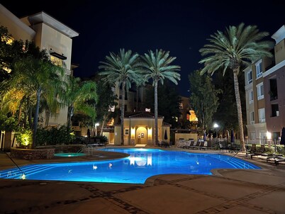 Luxury Modern Condo w/PS5, BOSE sound, UltraFast WiFi, Kingbed+Sofabed+65'' Tv's