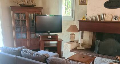 Maison sur terrain ombragée