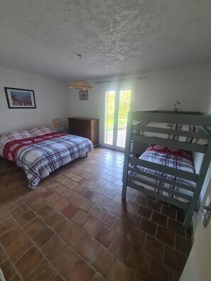 1 habitación, tabla de planchar con plancha, cuna de viaje y wifi