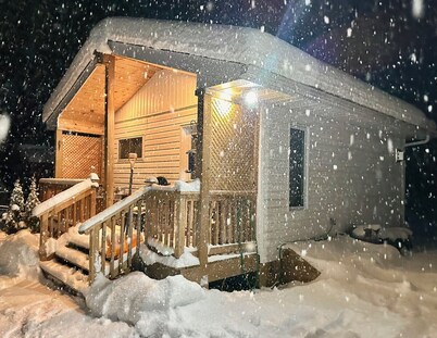Cozy Cabin peace & rest on Georgian Bay Tay Trail. Escape the busy city.