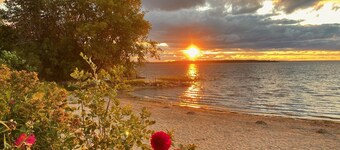 Cabin peace and cozy on Tay Trail Georgian Bay, Ski/Snowboard/Snowmobile/Walks