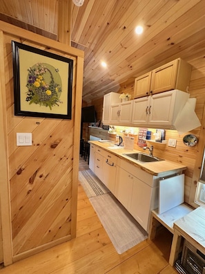 Refrigerador, utensilios de cocina y toallas de papel