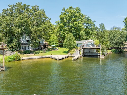 Charming 1-bedroom COZY COTTAGE on Lake Hamilton in  Hot Springs AR