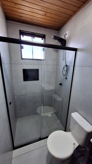 Cabana Lua | Bathroom | Separate tub and shower, jetted tub, towels - Pimenta Rosa GuestHouse - Praia do Rosa (Imbituba)