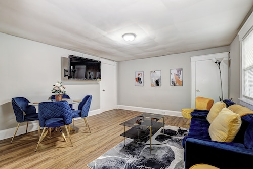 Delightful 2-bedroom unit with WiFi in Catonsville