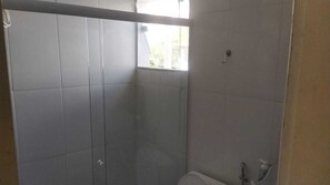Shower, towels, toilet paper - Suite 1 - 100 meters from Praia do Forte (Cabo Frio)