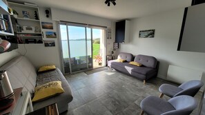 Televisor intel·ligent, videojocs, llibres i biblioteca musical 