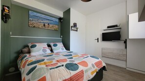 1 quarto, ferros/tábuas de passar roupa, berço de viagem