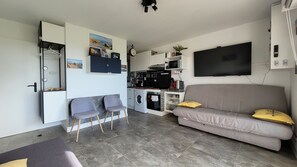 Televisor intel·ligent, videojocs, llibres i biblioteca musical 