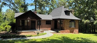 Black Rose: A uniquely charming vintage 3 bedroom home