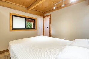 1 bedroom, free WiFi, bed sheets, wheelchair access - Modern Retreat Rustic Home Magical Japanese Garden (Homestead)