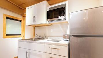 Réfrigérateur, micro-ondes, plaque de cuisson, cafetière/bouilloire