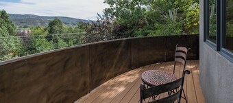 Eco-Friendly, Walk to River/Mountain Trail - King Beds - AC - Near Downtown