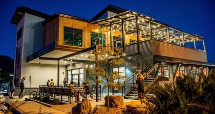 Eco-Friendly, Walk to River/Mountain Trail - King Beds - AC - Near Downtown