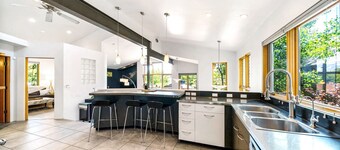 Eco-Friendly, Walk to River/Mountain Trail - King Beds - AC - Near Downtown