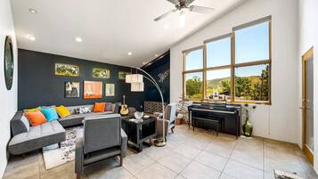 Smart TV, reproductor de DVD, libros y videoteca