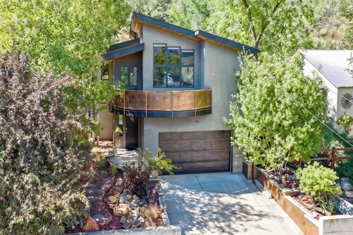 Eco-Friendly - Walk to River/Mountain Trails - Near Downtown - King Beds - AC