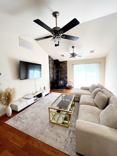 Cozy Catskills Retreat: Private 5-Acre Haven with AC close to Bethel Woods.
