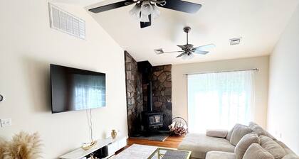 Cozy Catskills Retreat: Private 5-Acre Haven with AC close to Bethel Woods.