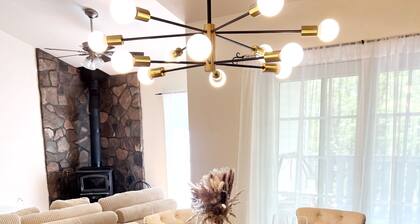 Cozy Catskills Retreat: Private 5-Acre Haven with AC close to Bethel Woods.