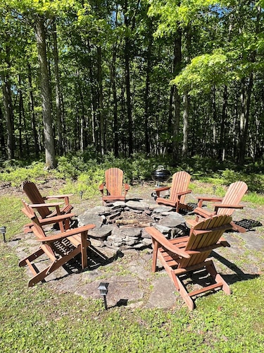 Cozy Catskills Retreat: Private 5-Acre Haven with AC close to Bethel Woods.