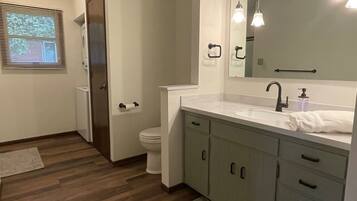 Chuveiro, secador de cabelo, toalhas de banho