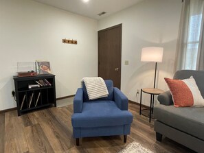Smart TV, fireplace, books - Relaxing Apartment - Near Parks & Downtown Life (Archbold)