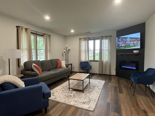 Relaxing Apartment - Near Parks & Downtown Life