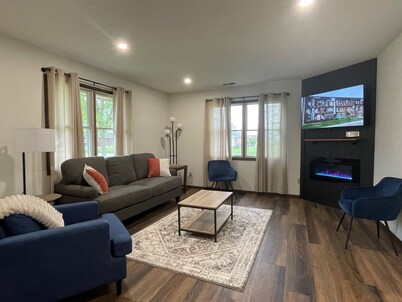 Relaxing Apartment - Near Parks & Downtown Life