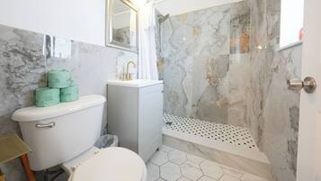 Secador de pelo, papel higiénico