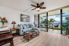 Smart TV - Direct Oceanfront Condo – Chasing Life On Maui - AC, Heated Pool & Hot Tub (Wailuku)
