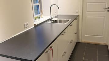 Køleskab, mikrobølgeovn, ovn, kogeplade