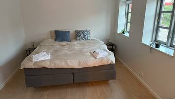 4 dormitoris, escriptori, wifi i roba de llit