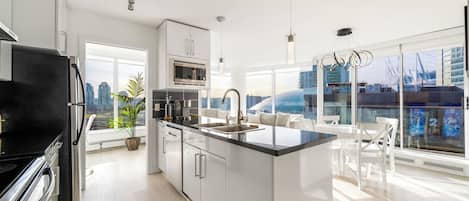 冷蔵庫、電子レンジ、オーブン、コンロ