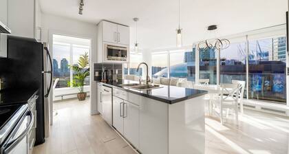 Bright 3BR Downtown Vancouver Condo w/ Pool & Gym