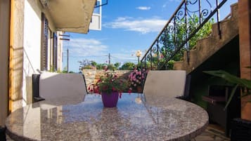 Căn hộ (Two Bedroom Apartment with Terrace) | Hiên