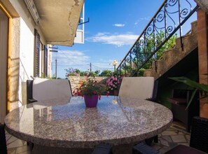 อพาร์ทเมนท์ (Two Bedroom Apartment with Terrace) | ลานระเบียง/นอกชาน
