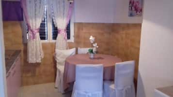 Căn hộ (Two Bedroom Apartment with Terrace) | Phòng ăn