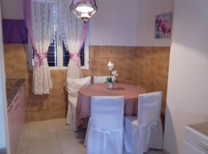 อพาร์ทเมนท์ (Two Bedroom Apartment with Terrace) | ห้องรับประทานอาหาร