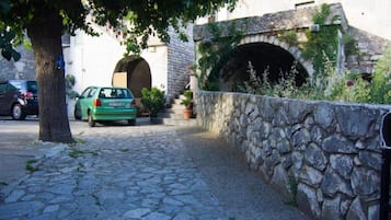 Căn hộ (Two Bedroom Apartment with Terrace) | Ngoại thất