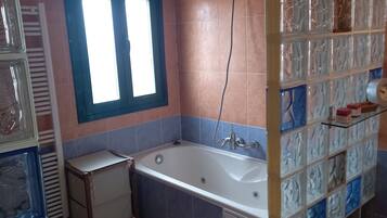 Een douche, een bubbelbad, een haardroger, een bidet