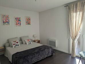 2 Schlafzimmer, Reisekinderbett, Bettwäsche