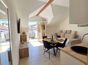 Lejlighed (One Bedroom Apartment with Terrace) | Stue