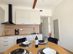 Huoneisto (One Bedroom Apartment with Terrace) | Yksityinen keittiö | Jääkaappi