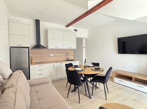 Căn hộ (One Bedroom Apartment with Terrace) | Phòng khách